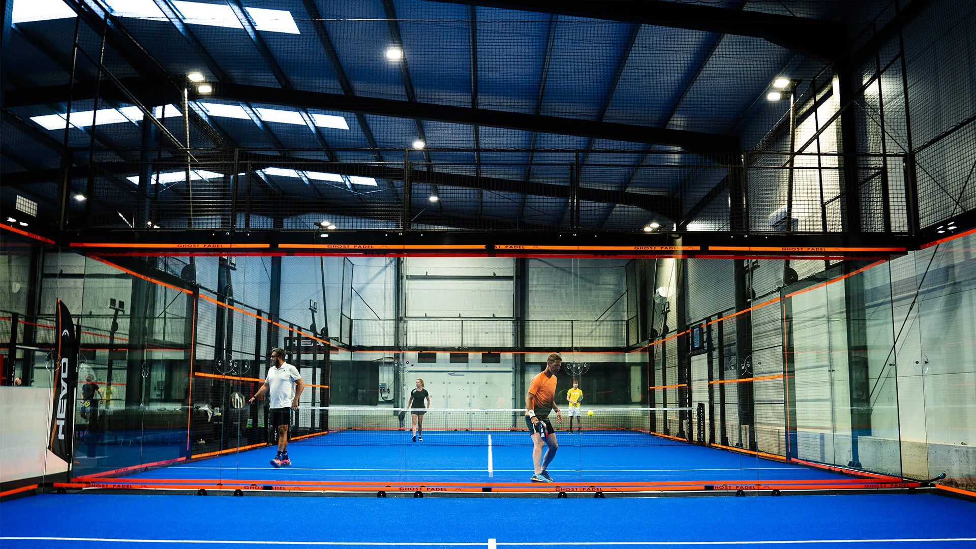 A központ üvegfalakkal körülvett kék padelpályája