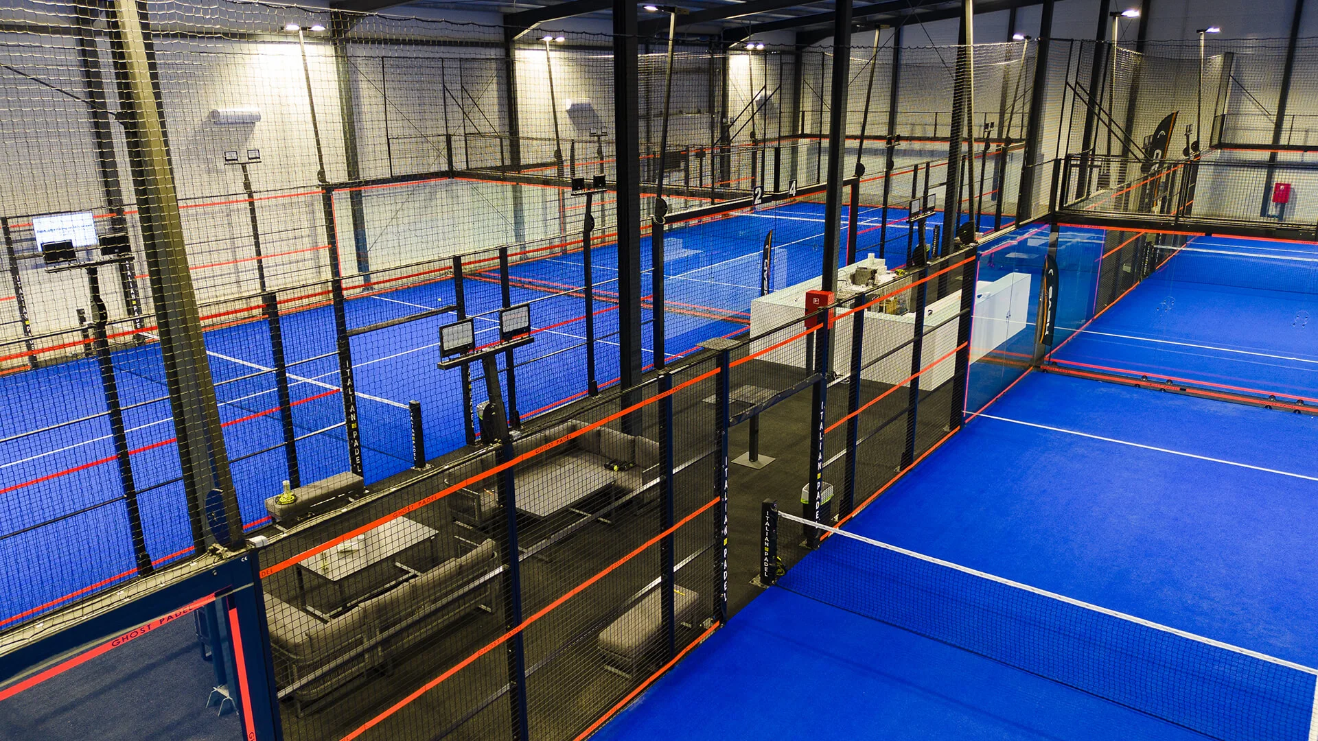 A Budapest Padel fedett pályái céges csapatépítő programhoz